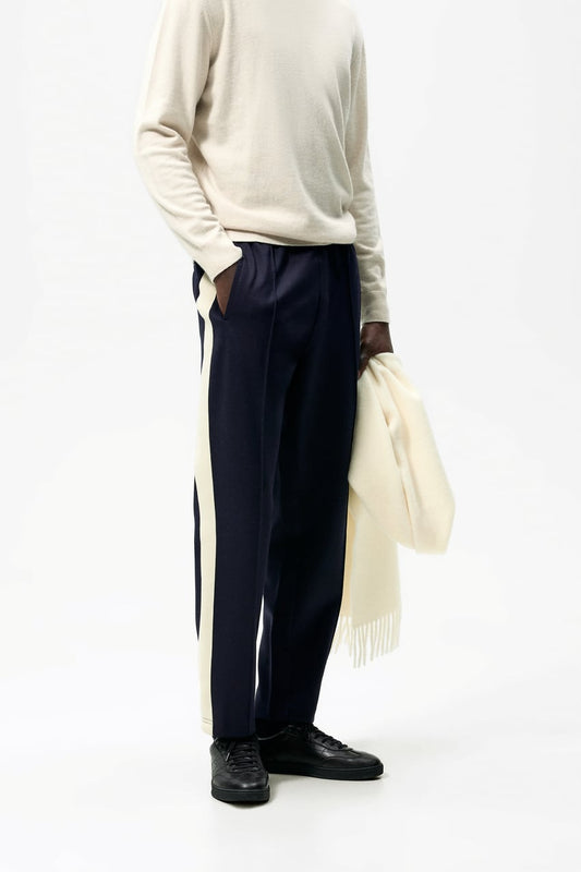 jogging trousers with side stripes